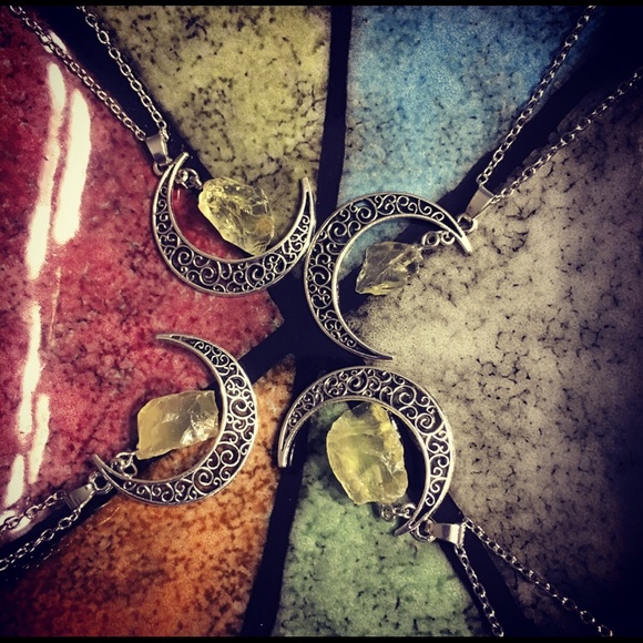 Yellow Quartz Crescent Moon Necklace Boho Balance - Picture 6 of 6